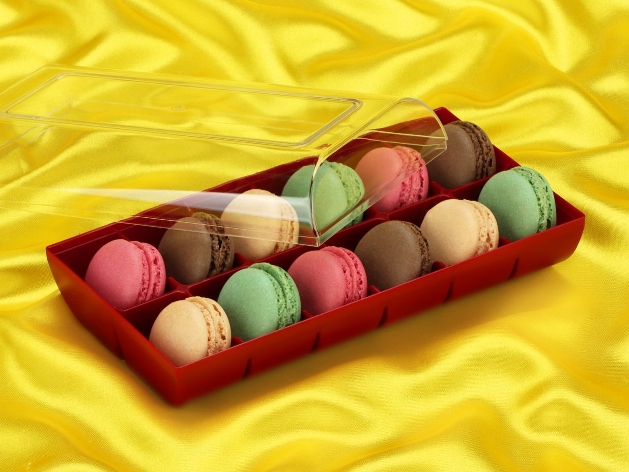 macaron halbschalen 24 stueck bunt in 12er box ruby