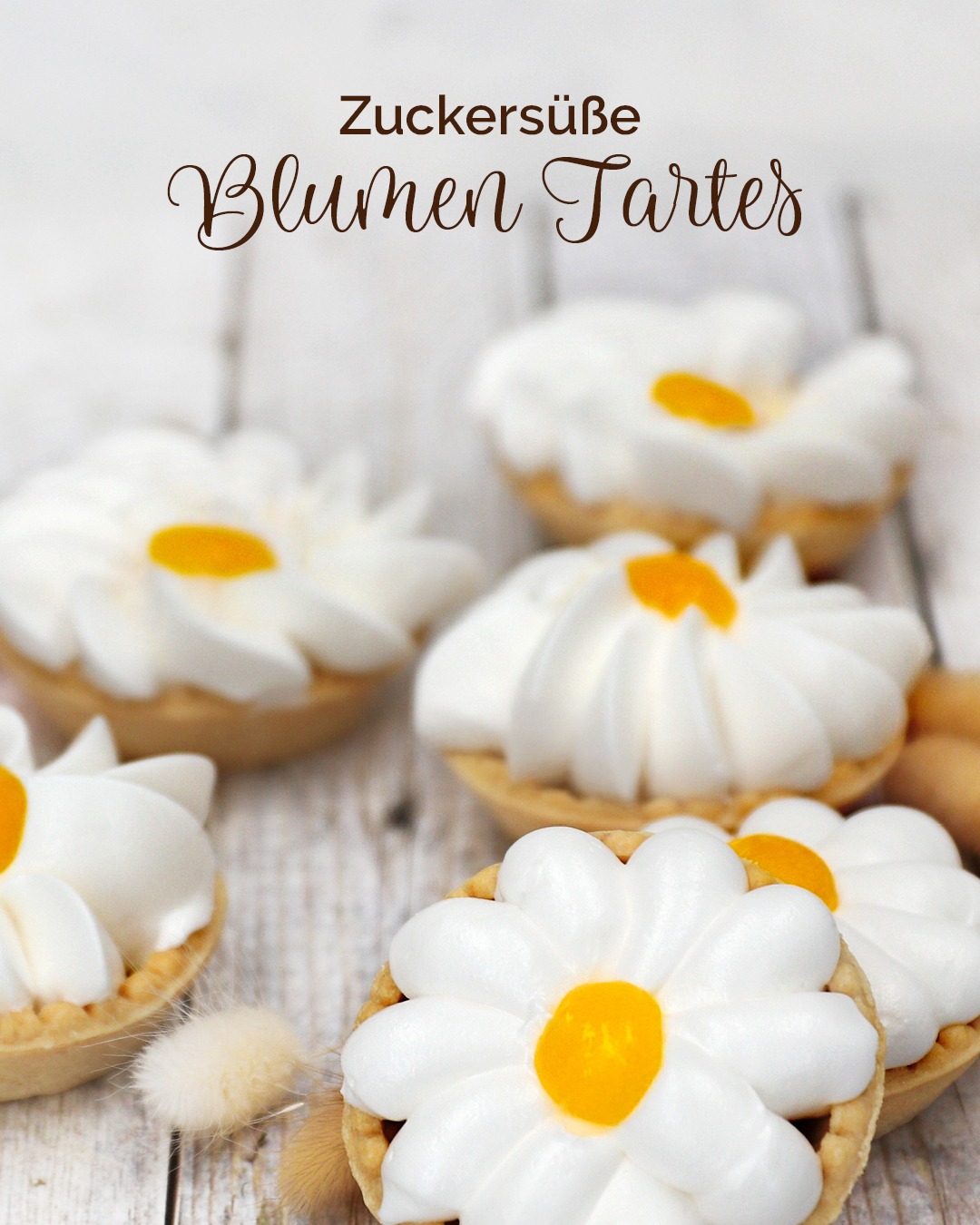 Sommer in seiner schönsten Form: Blumen Tartelettes, die mit ihrer frischen Zitronennote und der luftig‑leichten Eiweißcreme nicht nur himmlisch schmecken, sondern auch optisch begeistern. 🍋🌸

Die zarten Blüten aus Eiweißcreme machen jedes Törtchen zu einem kleinen Highlight – leicht, elegant und voller Genussmomente. Ein Dessert, das sofort gute Laune verbreitet und jeden Tisch zum Strahlen bringt. 💛✨

#PatiVersand #Tartelettes #FlowerTartelettes #Sommerdessert #LemonCurd #Dessertliebe #DessertInspiration #Backliebe #SüßeMomente #Törtchen #Sommerrezept #DessertIdeen