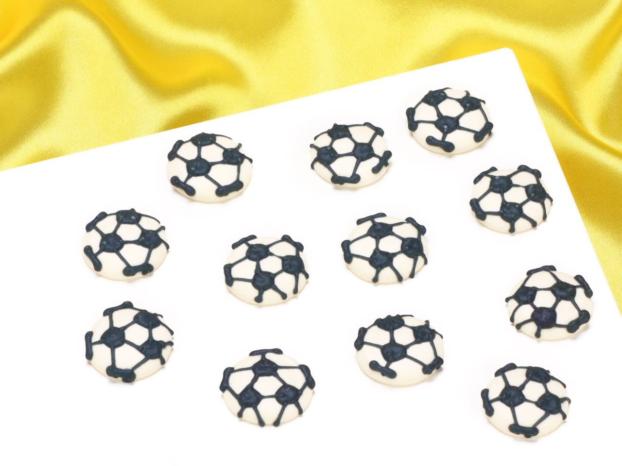 zuckerdekor fussball 12 stueck 2 5cm