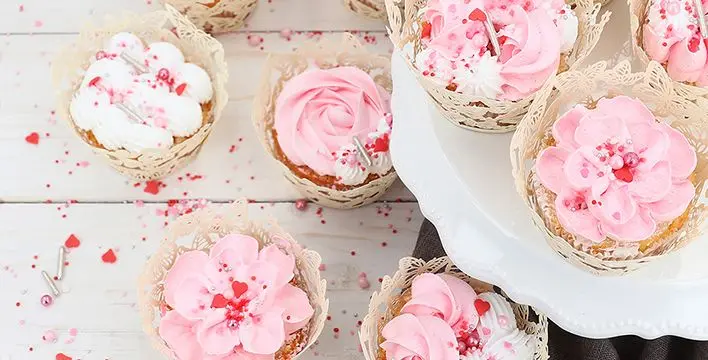 https://pati-versand.de/media/2c/51/7b/1762517532/Cupcakes-and-Cake-Pops_800x800.webp?ts=1762517532