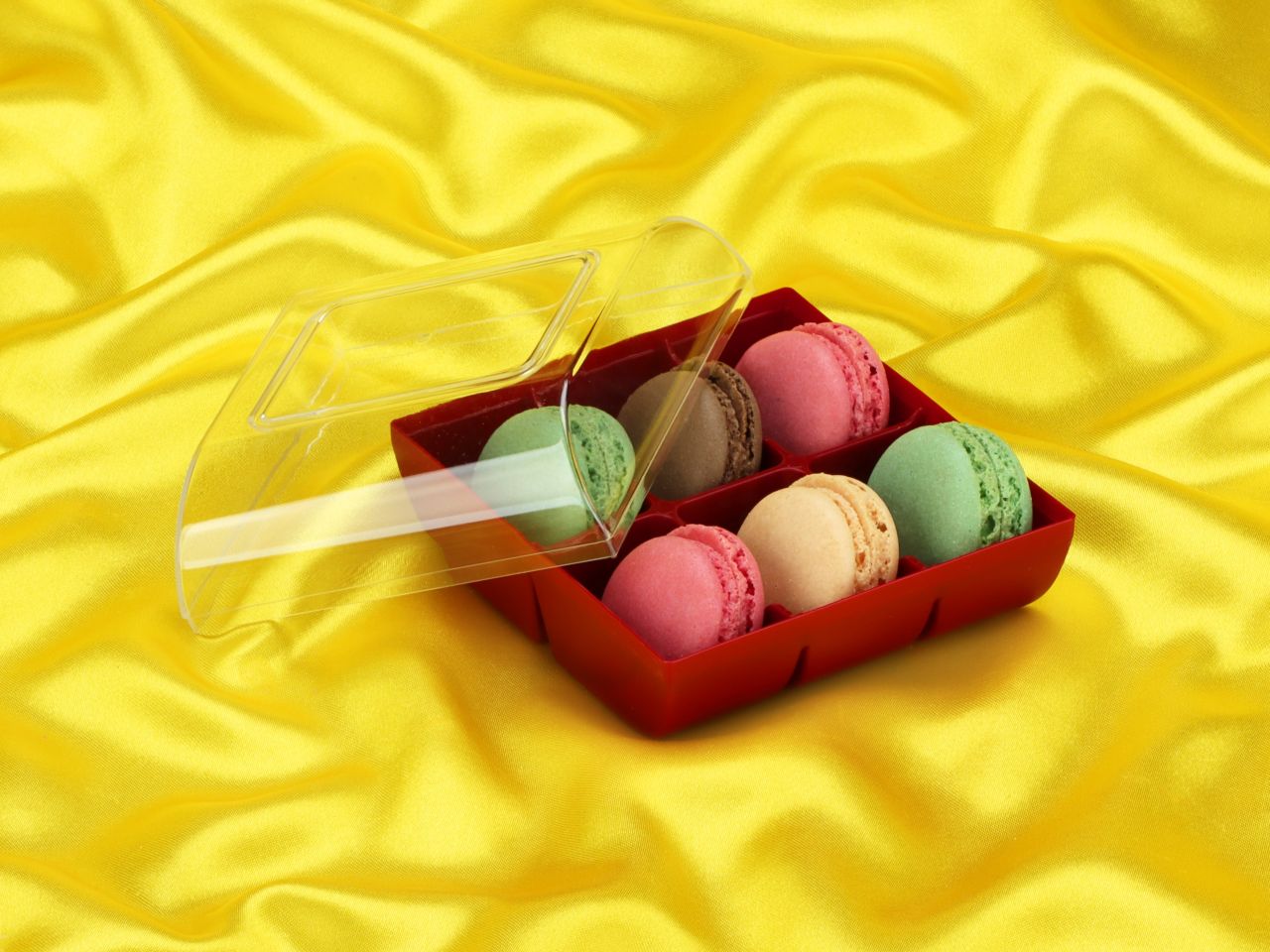 macaron halbschalen 12 stueck bunt in 6er box ruby