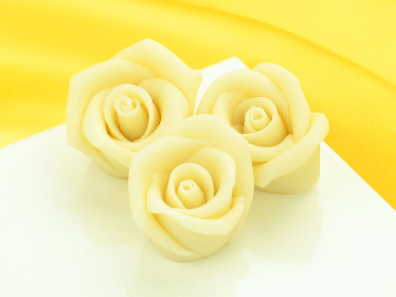 marzipan rosen mittel weiss 4 stueck