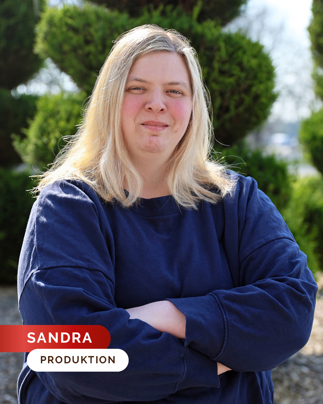 Pati-Team im Fokus: Sandra 🍫💛

Heute geben wir euch einen Blick hinter die Kulissen und stellen euch Sandra vor 🙌

Sandra arbeitet in unserer Produktion und kennt ihre Maschinen wie kaum jemand anderes. Beim Abfüllen von Schokolade, Perlen und Co. ist sie die absolute Expertin 🍫✨

Als gelernte Bäckerin bringt sie außerdem jede Menge Fachwissen rund ums Backen mit 👩‍🍳

Auch beim Betriebssport am Dienstag ist Sandra immer vorne mit dabei 💪😄

Für einen Spaß ist Sandra immer zu haben und sorgt mit ihrer lustigen Art regelmäßig für gute Stimmung im Team. Und was das Biertrinken angeht, macht ihr so schnell auch mancher Mann nichts vor 🍻😂

#pativersand #mitarbeitermittwoch #teamvorstellung #produktion #teamliebe