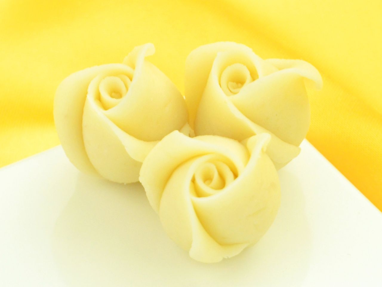 marzipan rosen klein weiss 4 stueck