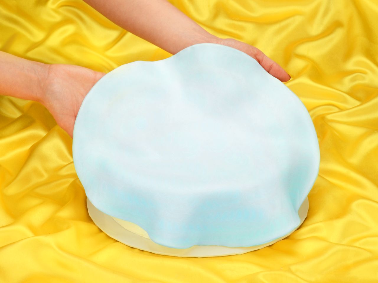 ausgerollte rollfondant decke hellblau durchmesser 36cm 430g