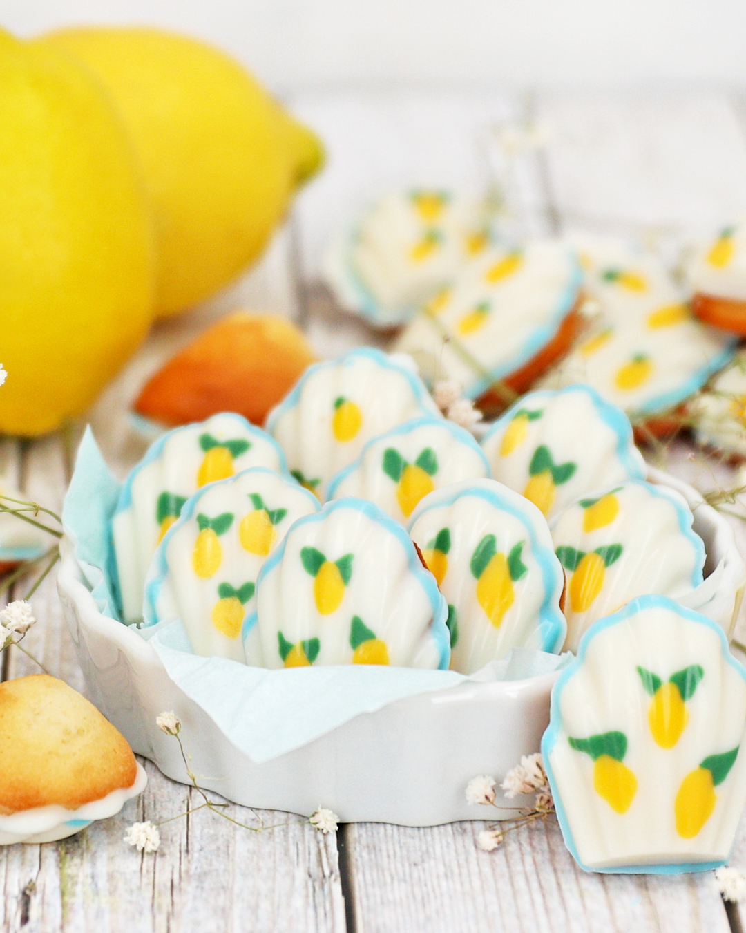 Madeleines mit Zitronenglasur – französischer Genuss für zuhause! ✨🍋

Außen zart, innen herrlich weich und mit einer fruchtigen Zitronenglasur veredelt – unsere Madeleines sind der perfekte Begleiter für eine kleine Kaffeepause. ☕💛

Das Highlight? Die süßen kleinen Zitronen auf der Glasur machen die Küchlein nicht nur geschmacklich, sondern auch optisch zu einem echten Hingucker. 🍋😍

🎥 Das passende Rezeptvideo findet Ihr jetzt auf unserem YouTube-Kanal! Dort zeigen wir Schritt für Schritt, wie die leckeren Madeleines gelingen.

👉 Würdet Ihe bei einer Madeleine mit Zitrone zugreifen?

#pativersand #madeleines #madeleine #zitronenkuchen #zitronenliebe #backen #backliebe #franzoesischbacken #kaffeezeit #süßesgebäck #selbstgebacken #backenmachtglücklich #kuchengenuss #hobbybäcker #backrezept #zitrone #gebäckliebe #konditorqualität
