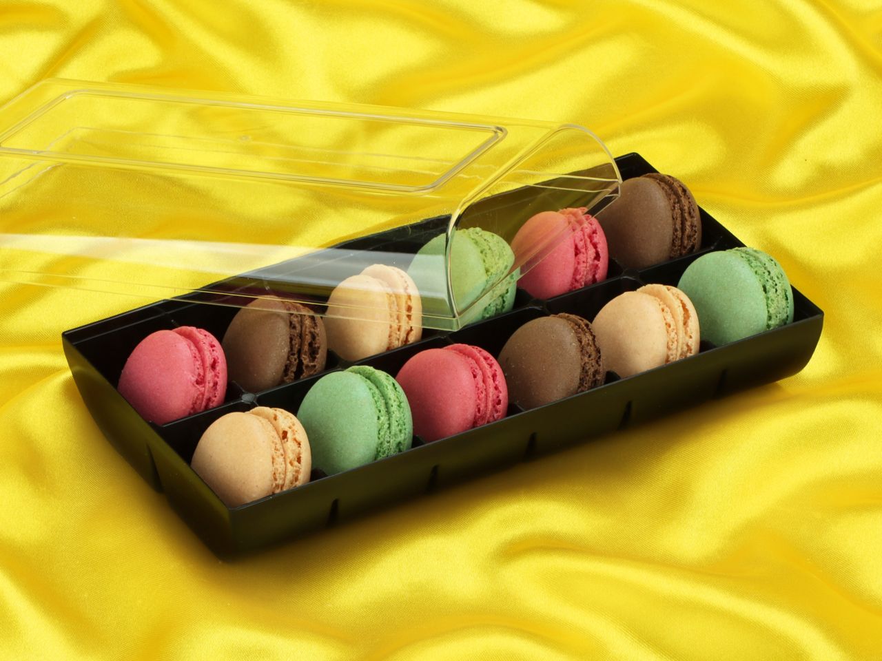 macaron halbschalen 24 stueck bunt in 12er box schwarz
