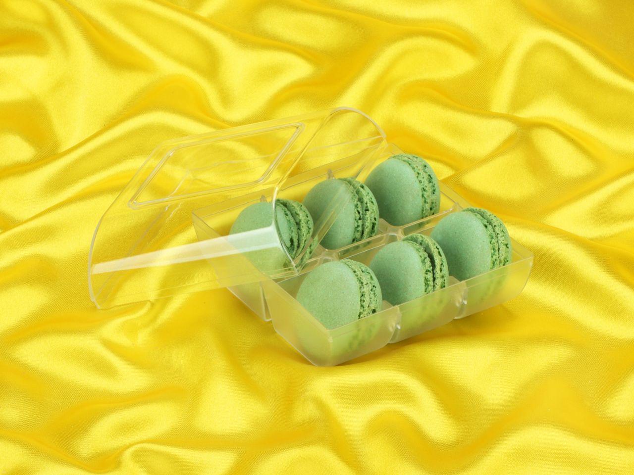 macaron halbschalen 12 stueck gruen in 6er box transparent
