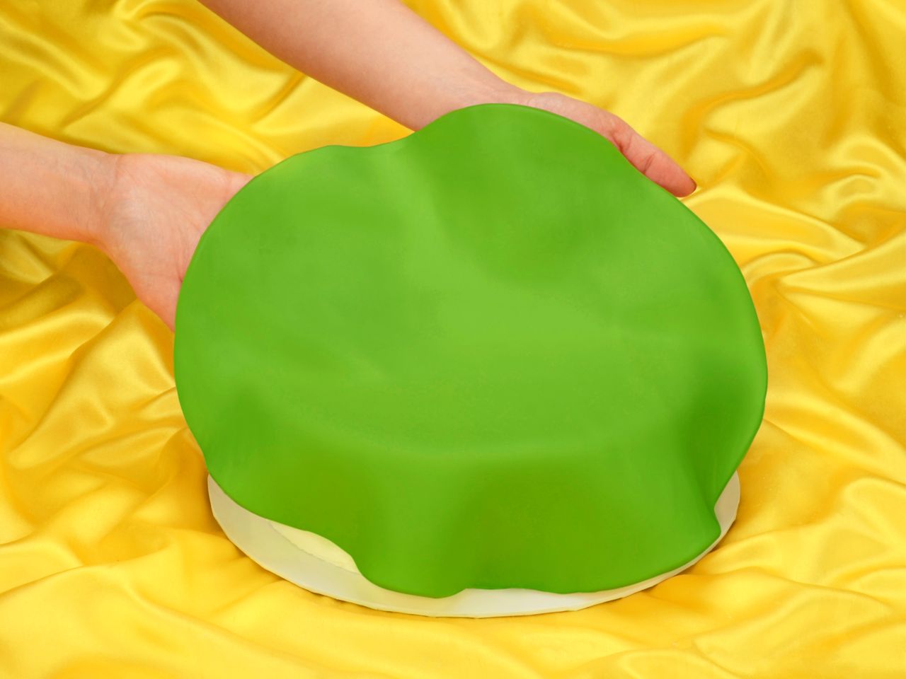 ausgerollte rollfondant decke fruehlingsgruen durchmesser 36cm 430g