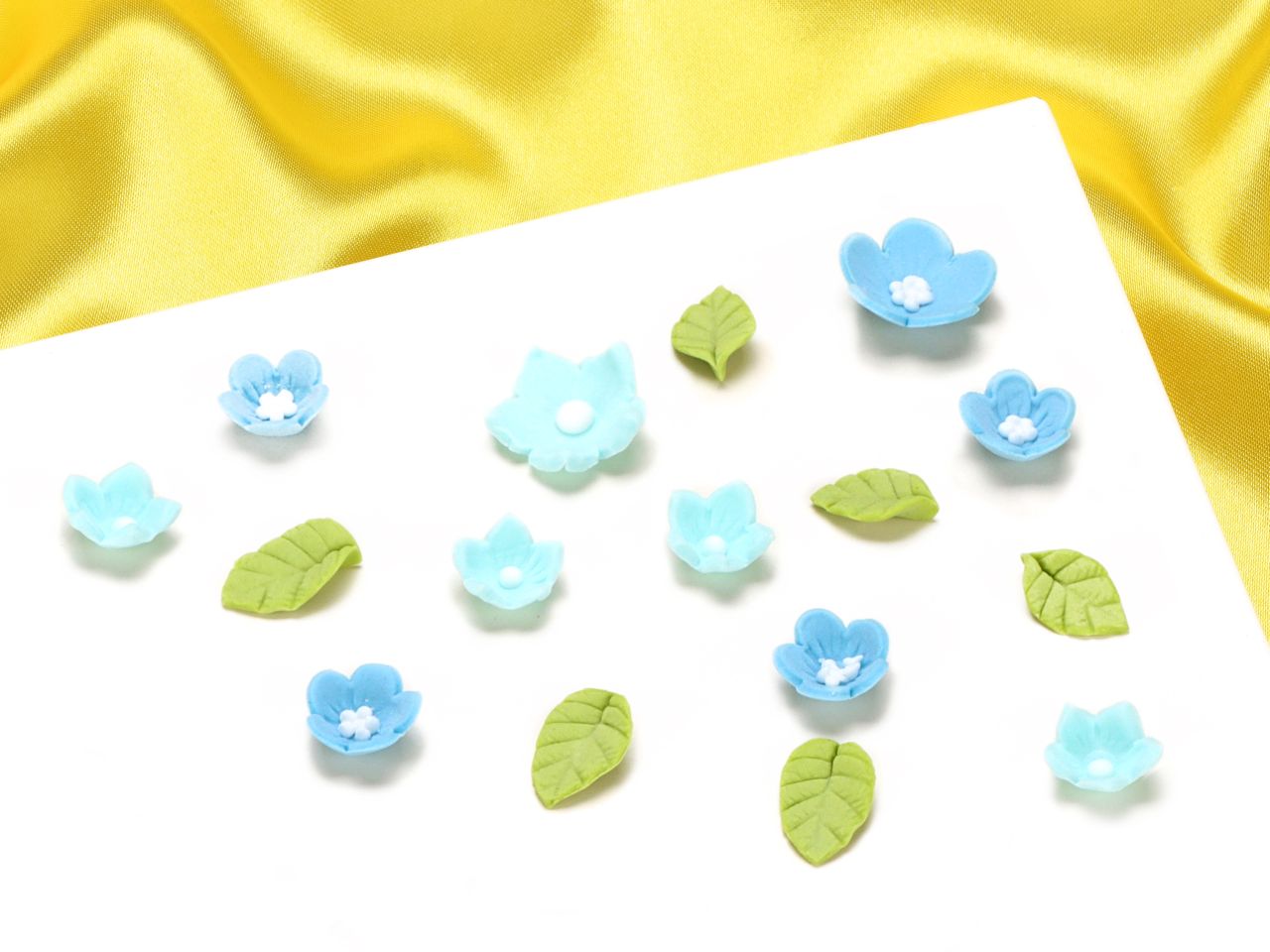 zuckerdekor blumen und blaetter blau 16 stueck