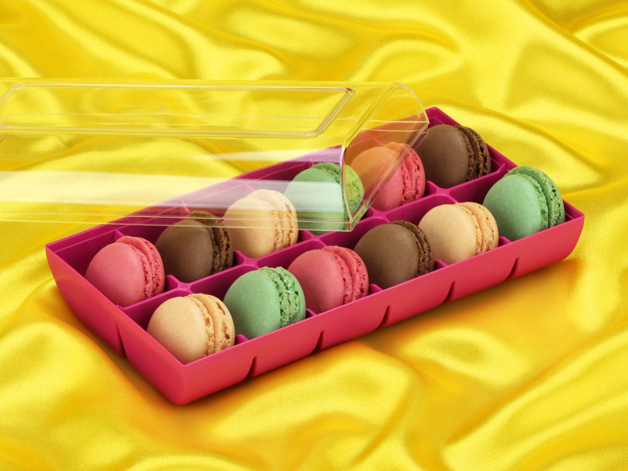 macaron halbschalen 24 stueck bunt in 12er box fuchsia